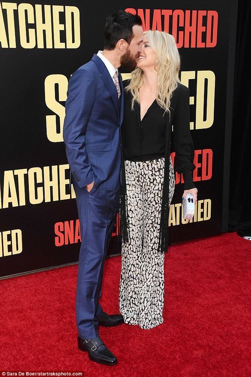 Η Kate Hudson έχει νέο αγαπημένο και μόλις μας το απέδειξε με ένα hot φιλί στο κόκκινο χαλί