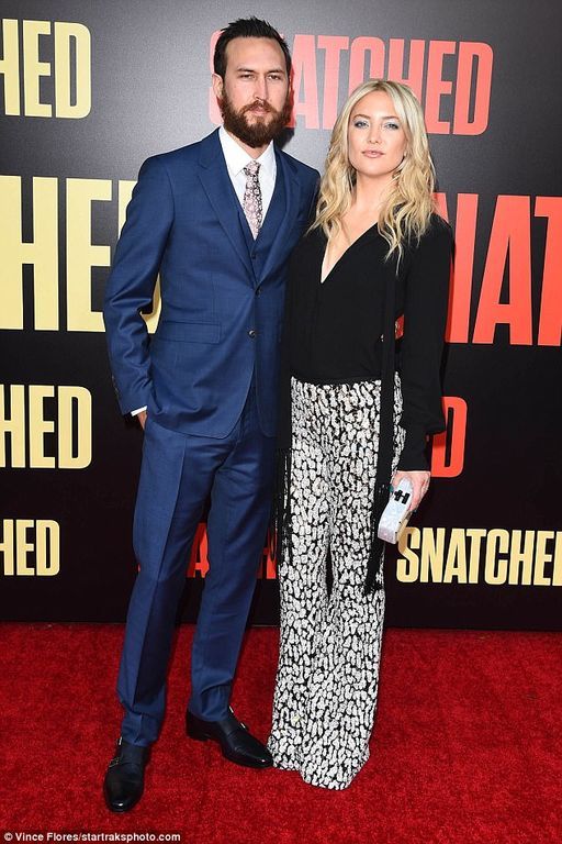 Η Kate Hudson έχει νέο αγαπημένο και μόλις μας το απέδειξε με ένα hot φιλί στο κόκκινο χαλί