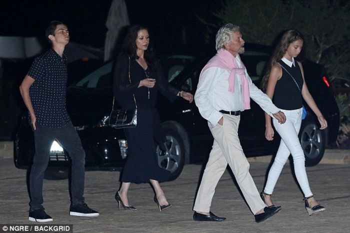 Μichael Douglas-Catherine Zeta-Jones: H σπάνια έξοδος και η υπερβολική εμφάνιση της κόρης τους