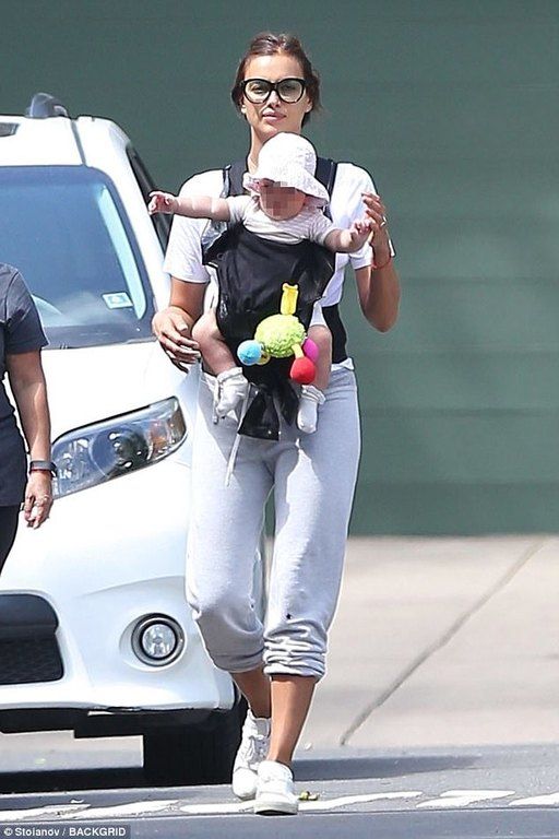 Μια μαμά όπως όλες! Δες την Irina Shayk με casual ντύσιμο παρέα με την κόρη της Lea