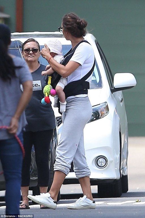 Μια μαμά όπως όλες! Δες την Irina Shayk με casual ντύσιμο παρέα με την κόρη της Lea