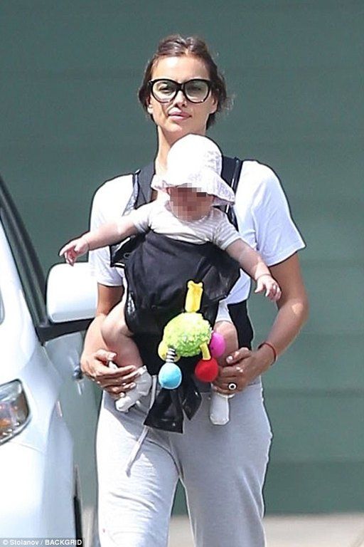 Μια μαμά όπως όλες! Δες την Irina Shayk με casual ντύσιμο παρέα με την κόρη της Lea