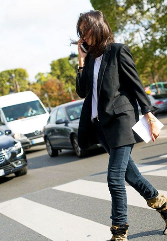 Με λευκό basic top και μαύρο blazer.