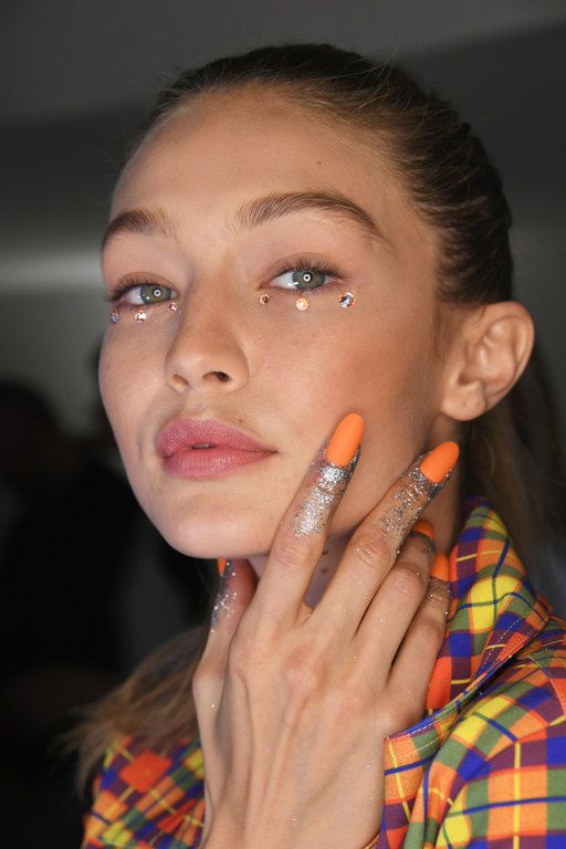 No makeup look και μικρά κρυσταλλάκια τοποθετημένα κάτω από τα μάτια (Jeremy Scott)