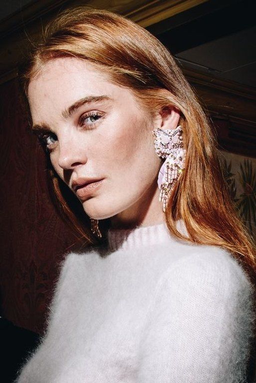 Monochromatic makeup με ματ σκούρες nude αποχρώσεις στα μάτια, τα χείλη και τα ζυγωματικά (Brandon Maxwell)
