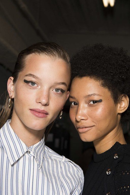 Στρογγυλεμένο Winged Eyeliner με ματ φινίρισμα (Jason Wu)