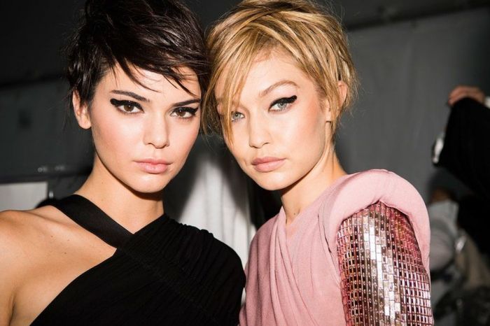 Στρογγυλεμένο Winged Eyeliner με glitter φινίρισμα (Tom Ford)