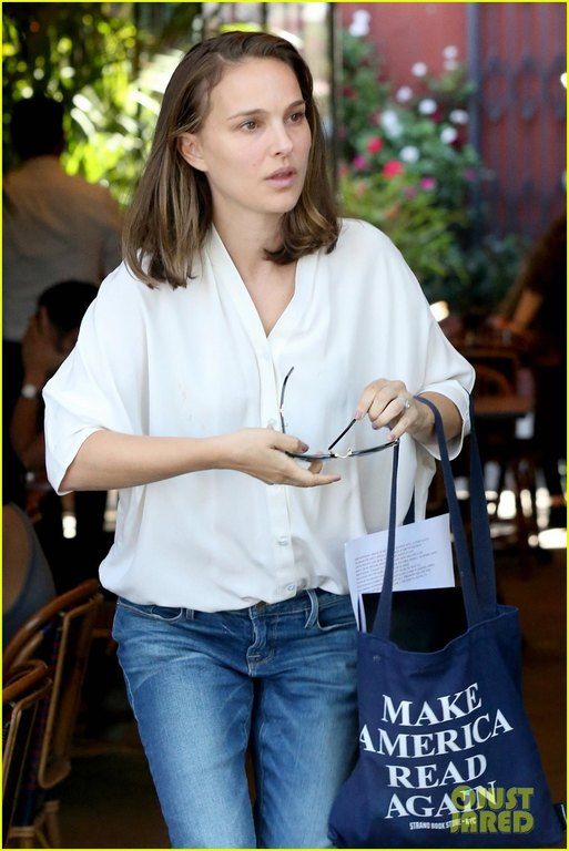 Κι όμως υπάρχει ακόμα celebrity που κυκλοφορεί εντελώς άβαφη. Θαύμα!