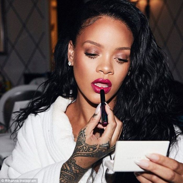 Η Rihanna έχασε τα περιττά κιλά και μας το δείχνει με τη νέα της εμφάνιση