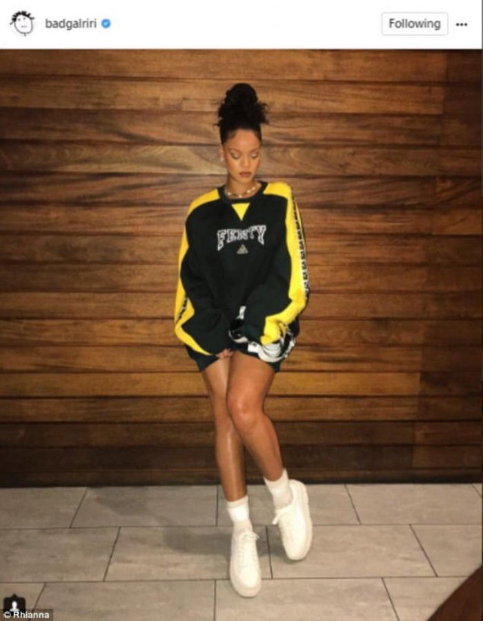 Η Rihanna έχασε τα περιττά κιλά και μας το δείχνει με τη νέα της εμφάνιση