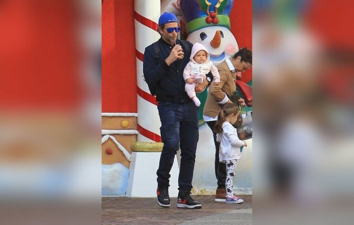 Η κόρη της Irina Shayk και του Bradley Cooper μεγάλωσε και είναι ίδια ο μπαμπάς της (φωτογραφίες)