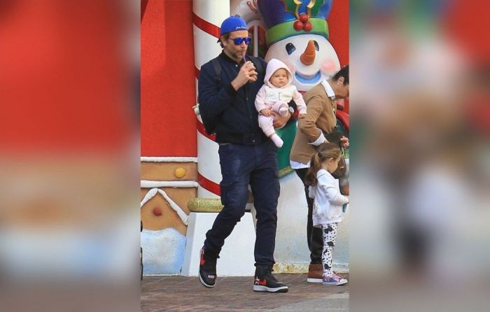 Η κόρη της Irina Shayk και του Bradley Cooper μεγάλωσε και είναι ίδια ο μπαμπάς της (φωτογραφίες)