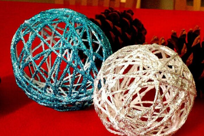 DIY: Πώς θα φτιάξεις δικές σου (πρωτότυπες) μπάλες για το χριστουγεννιάτικο δέντρο