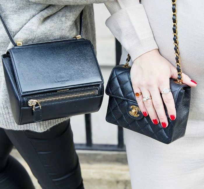 Crossbody τσαντάκια από δέρμα με τρουκς, αλυσίδες, ακόμα και κρόσσια, τα οποία μπορείς να φορέσεις πάνω από oversized πανωφόρια και φαρδιά jackets και να δημιουργήσουν το εφέ μίας πιο στενής περιφέρειας πλάτης και κοιλιάς.