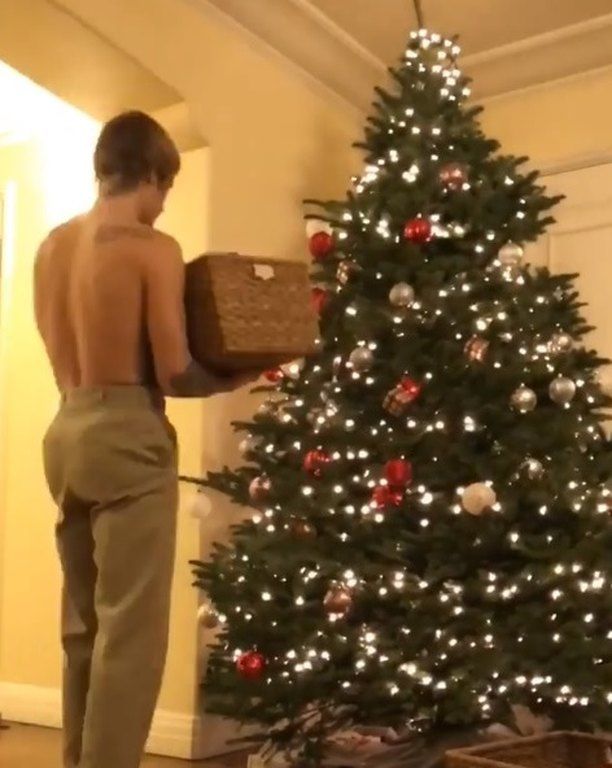 Ο Justin Bieber μόλις μας έφτιαξε τη μέρα! Στολίζει το δέντρο του... ημίγυμνος