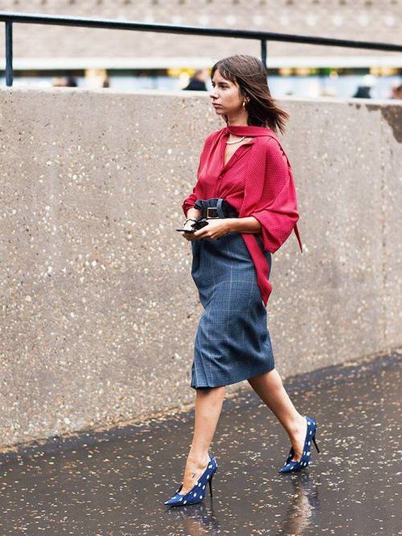 Οι midi, pencil φούστες ξεφεύγουν από τα στενά όρια του office look και «μπαίνουν» και σε όλα τα κομψά, all day σύνολα.