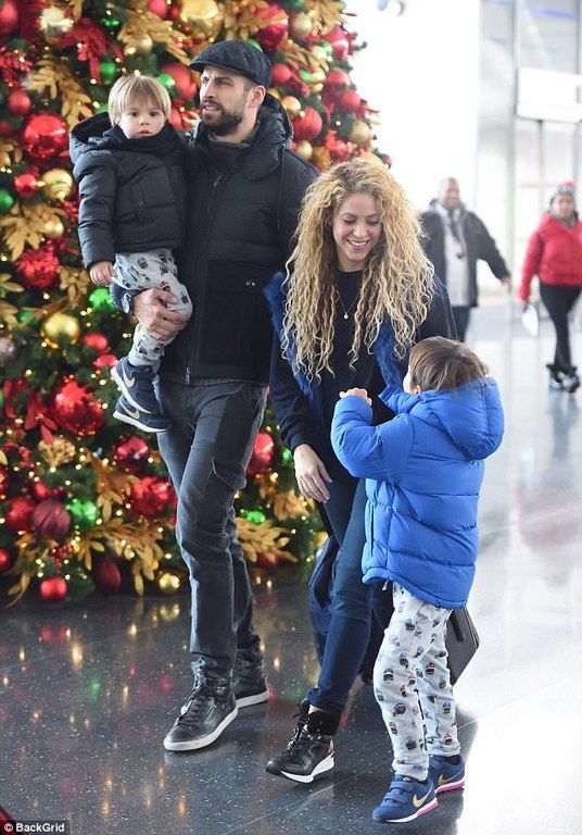 Τα προβλήματα πέρασαν: Οι φωτογραφίες της Shakira από τις οικογενειακές της διακοπές