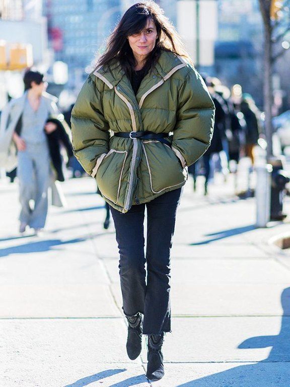 Puffer jacket με jean παντελόνι και λεπτή ζώνη.