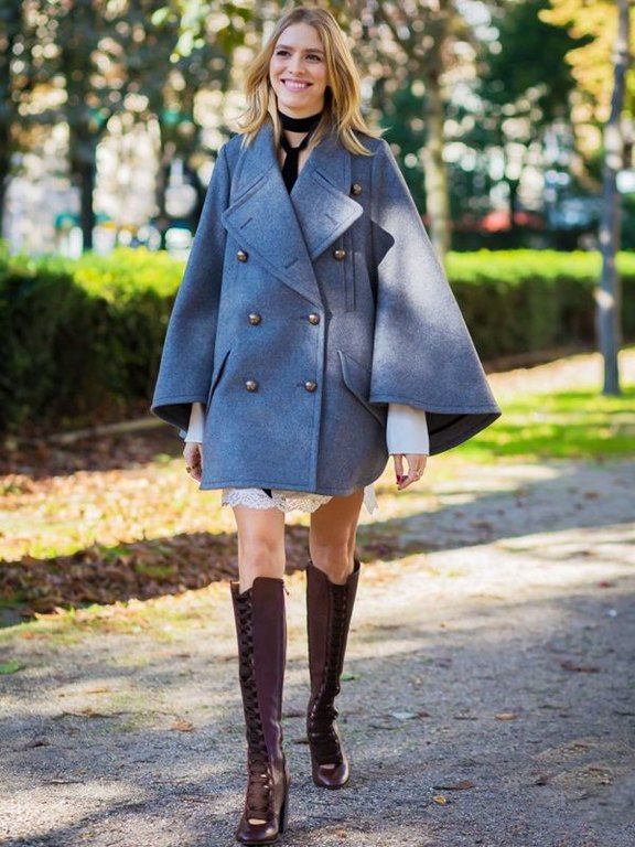 Κάπα με over-the-knee boots.