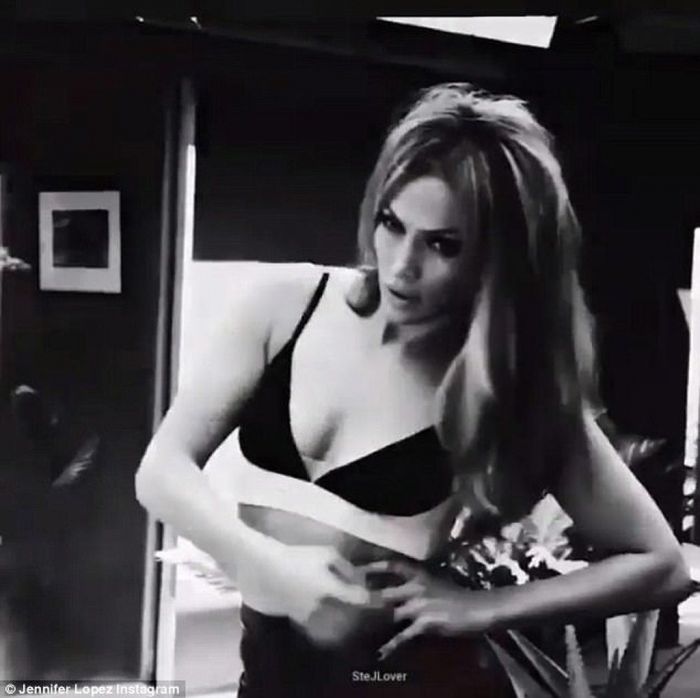 Πάρε βαθιά ανΠάρε βαθιά ανάσα καάσα και δες την Jennifer Lopez να ποζάρει φορώντας μόνο το μαγιό της