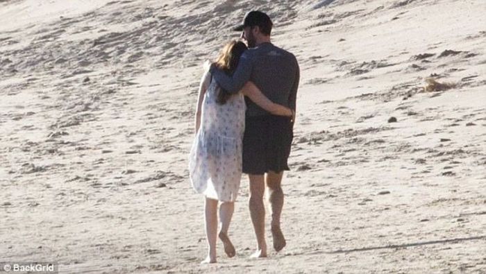 Η Dakota Johnson στα πρώτα τρυφερά τετ α τετ με το νέο της σύντροφο