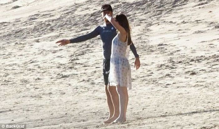 Η Dakota Johnson στα πρώτα τρυφερά τετ α τετ με το νέο της σύντροφο