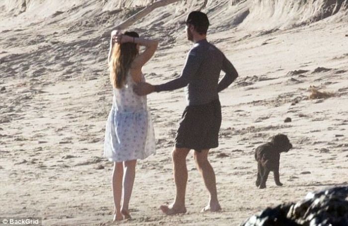 Η Dakota Johnson στα πρώτα τρυφερά τετ α τετ με το νέο της σύντροφο