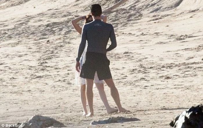 Η Dakota Johnson στα πρώτα τρυφερά τετ α τετ με το νέο της σύντροφο