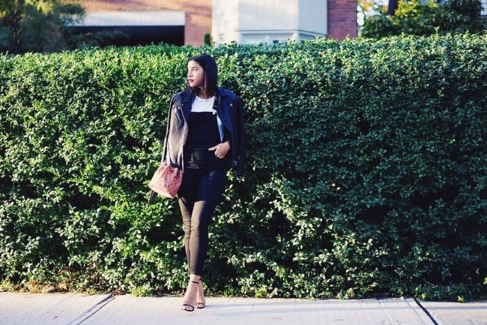 Με πέδιλα και loose jacket από πάνω.
