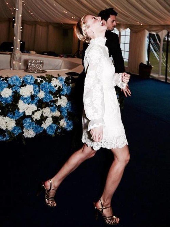 Η Pandora Sykes με φόρεμα Alice Temperley