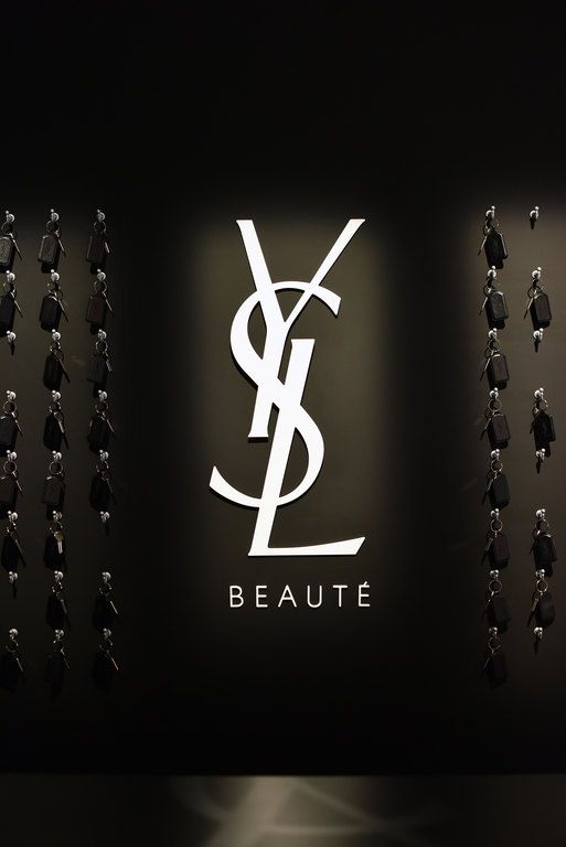 Είναι γεγονός! Άνοιξε το πρώτο ξενοδοχείο Yves Saint Laurent ...