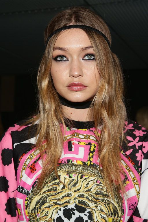 Για μία πιο bohemian εμφάνιση βάλε ένα headband στα μαλλιά σου είναι must!