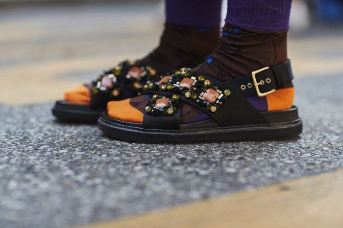 Mε πολλά χρώματα και «uggly shoes» (aka flat, χοντροκομμένα πέδιλα)