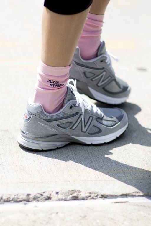 Με κάποιο slogan μαζί με sneakers.