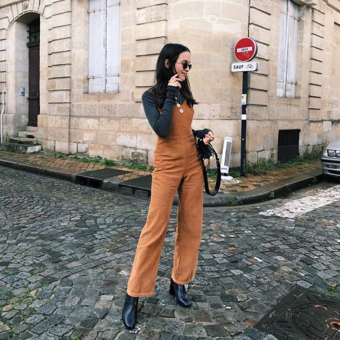 Δευτέρα: Overall με ζιβάγκο και block heeled booties.