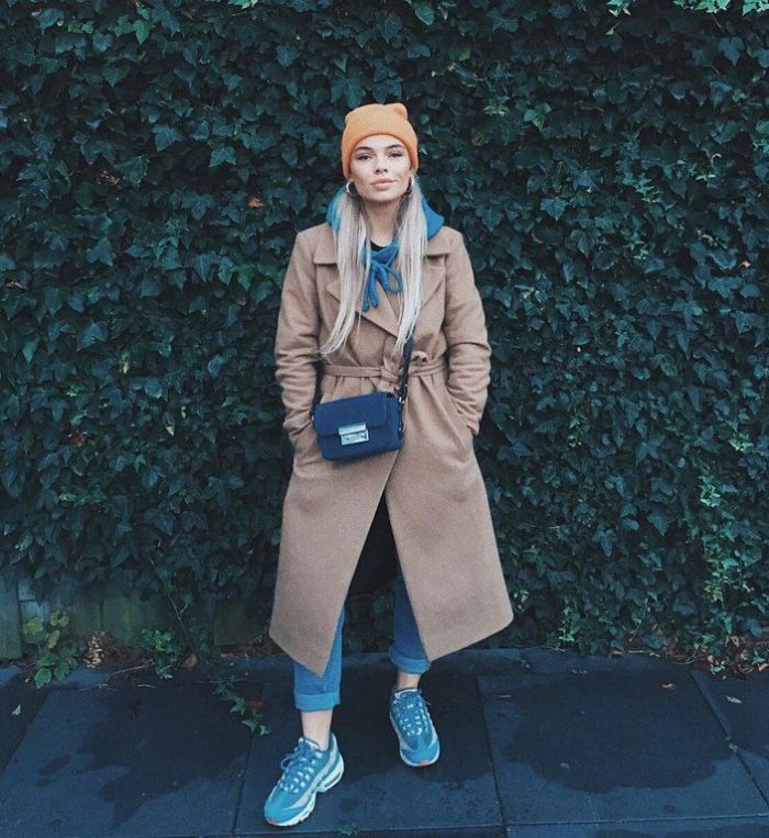 Κυριακή: Τζιν + hoodie με αθλητικά παπούτσια και ένα μακρύ πανωφόρι.