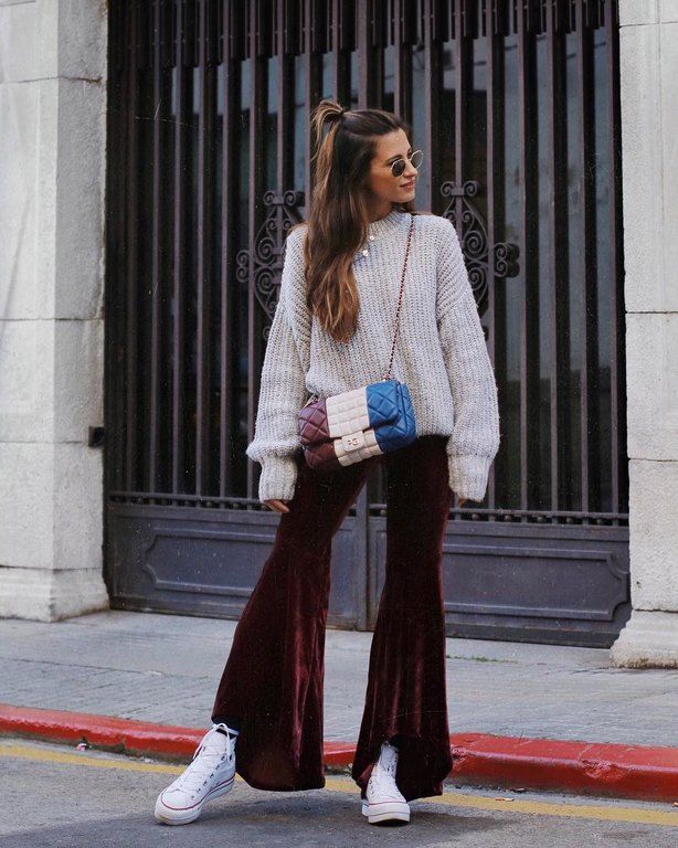 Τρίτη: Flare παντελόνι με cosy πλεχτό και sneakers.