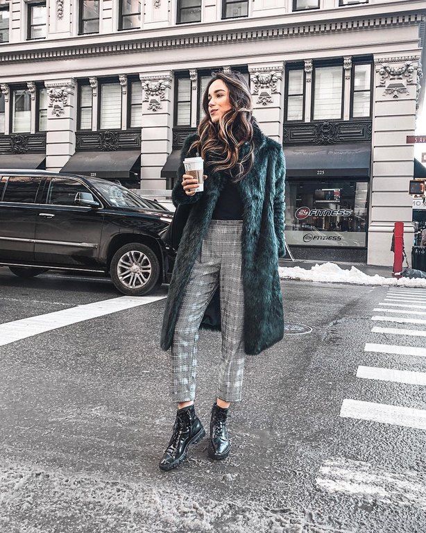 Πέμπτη: Faux fur jacket πάνω από casual chic look.