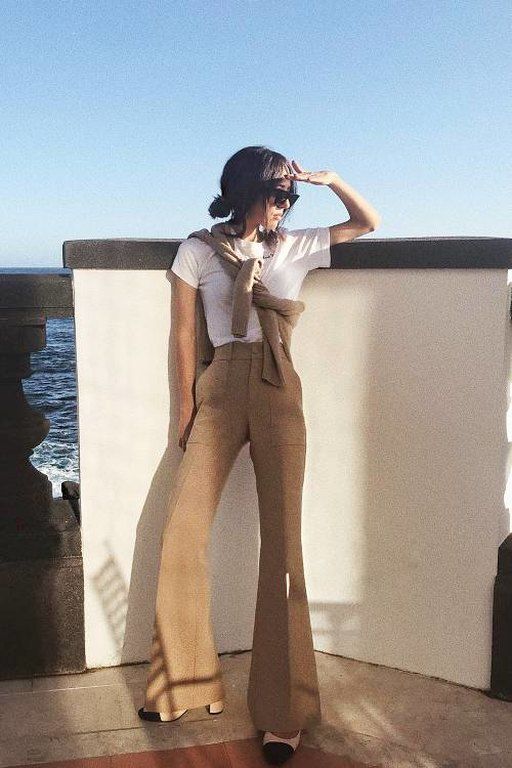 Πάνω από ένα λευκό, basic T-shirt και σφιχτά δεμένο διαγώνια γύρω σου, θα τονίσει το στήθος σου.