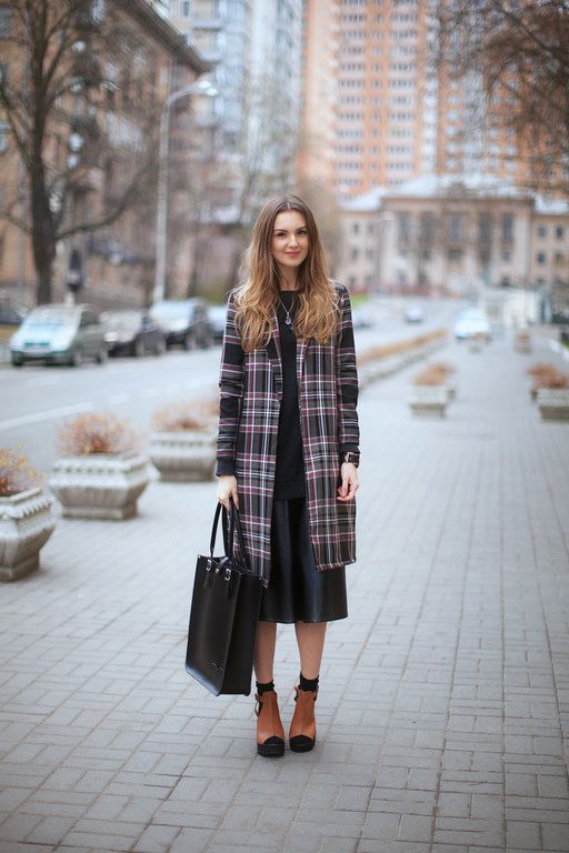 Με total black outfit.
