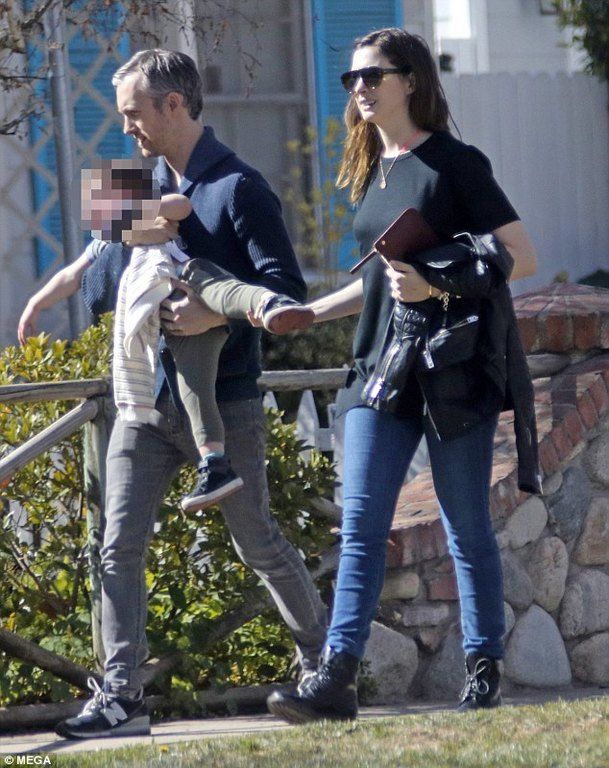 Μα πού είχε χαθεί; Δες την Anne Hathaway με την οικογένειά της μετά από καιρό
