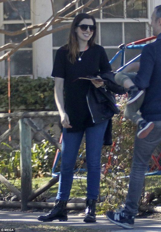 Μα πού είχε χαθεί; Δες την Anne Hathaway με την οικογένειά της μετά από καιρό
