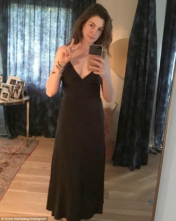 Μα πού είχε χαθεί; Δες την Anne Hathaway με την οικογένειά της μετά από καιρό