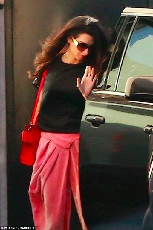 Η Amal Clooney σε μία αρκετά αλλόκοτη εμφάνιση