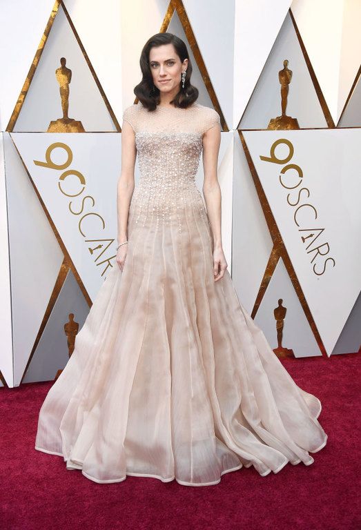 H Allison Williams με φόρεμα Giorgio Armani