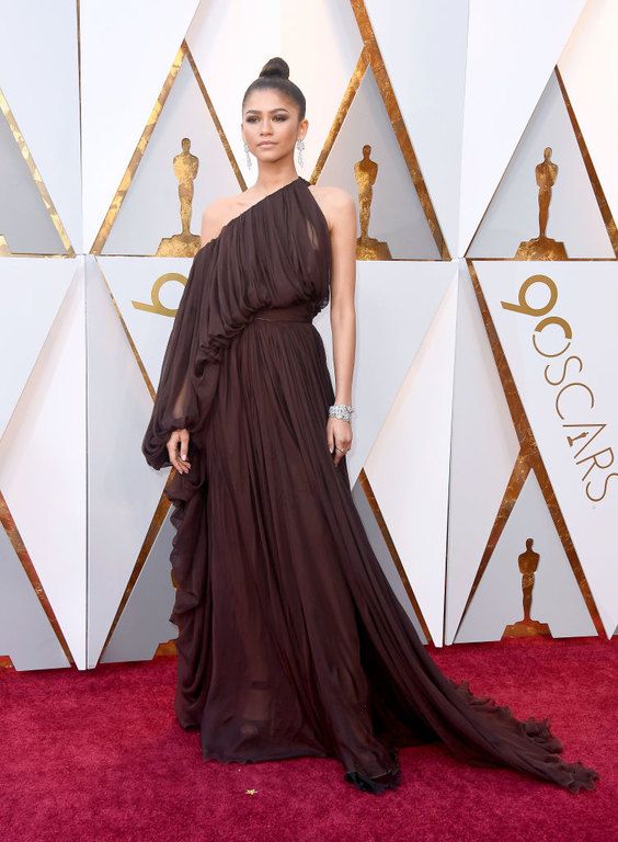 H Zendaya με φόρεμα Giambattista Valli