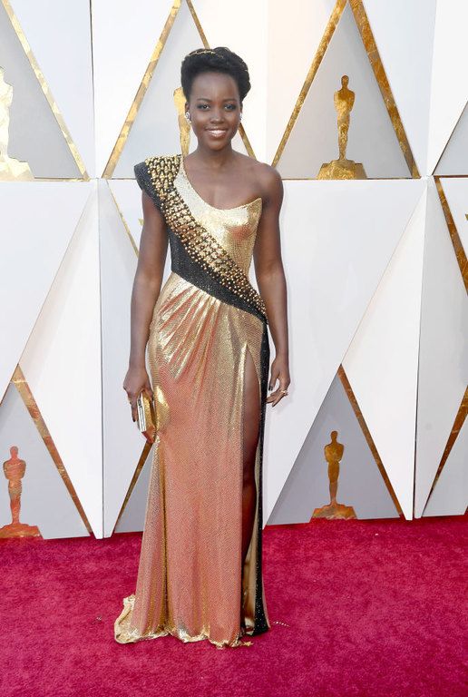 Η Lupita Nyong'o με φόρεμα Versace
