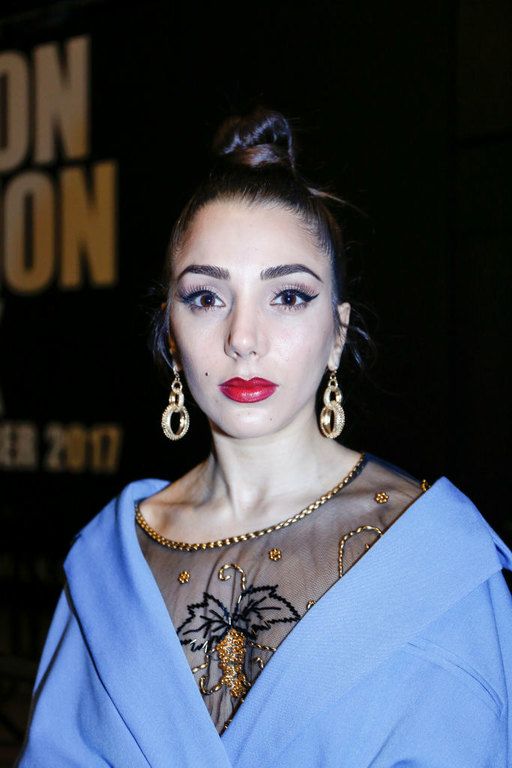 Ψηλό bun (κότσος σινιόν στην κορυφή του κεφαλιού
