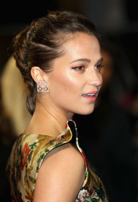 Η Alicia Vikander με το πιο ωραίο πλεχτό ponytail που έχουμε δει πρόσφατα