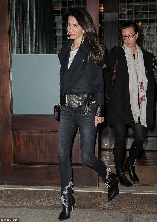 Η Amal Clooney εμφανώς αδυνατισμένη και πολύ στιλάτη